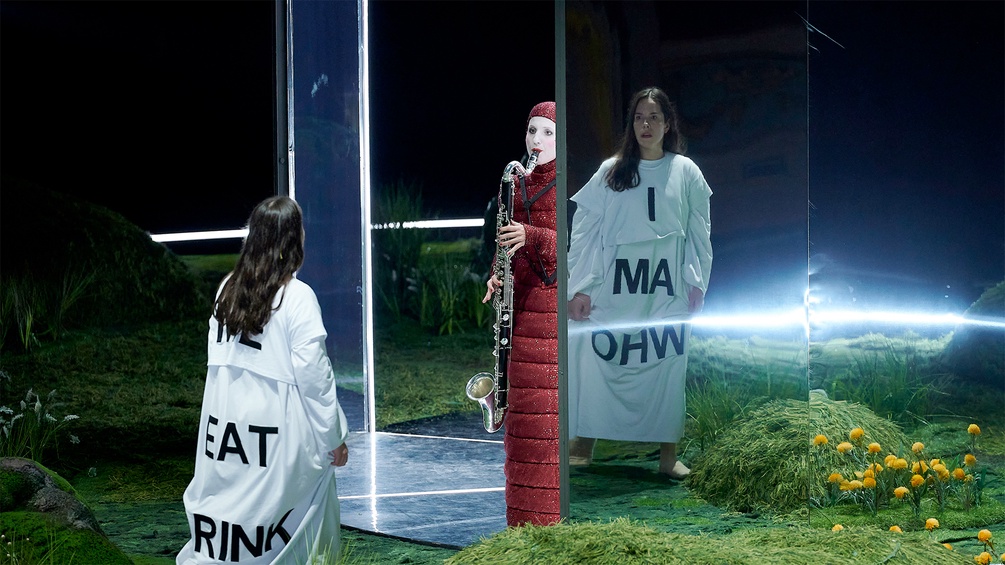 Álfheiður Erla Guðmundsdóttir als Alice und Teresa Doblinger als Raupe