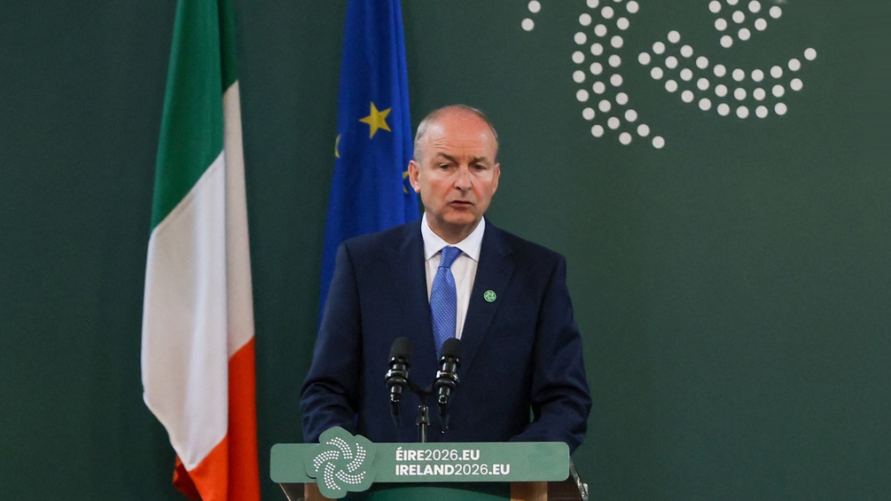 Foto: Irlands Premierminister Micheal Martin vor irischer und europäischer Flagge