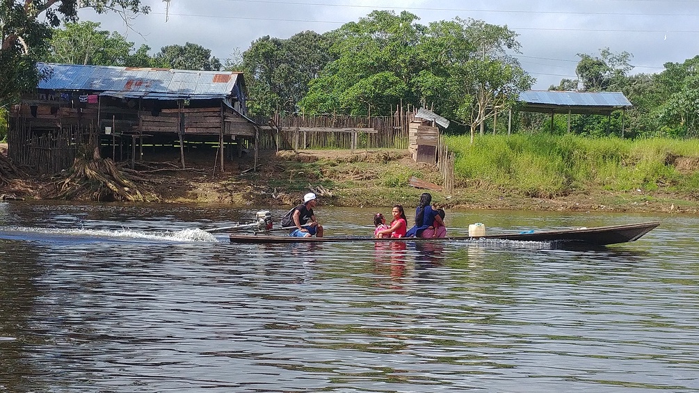 Ein kleines Motorboot auf dem Amazonas