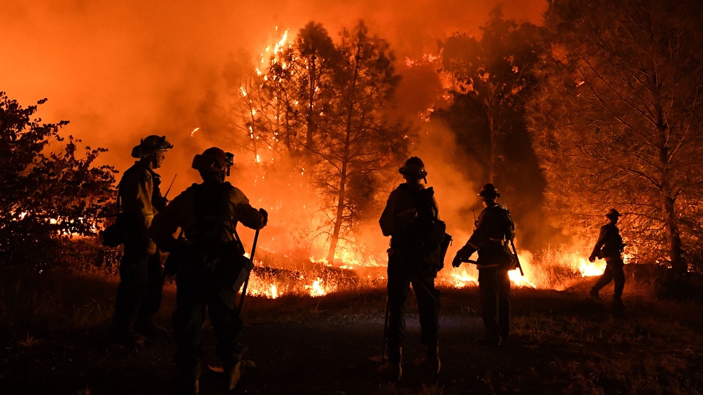 Feuerwehrmänner bekämpfen Waldbrand in Kalifornien