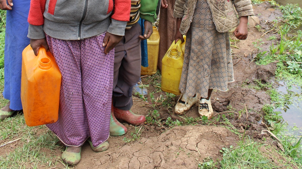 Äthiopische Kinder mit Wasser-Kanistern