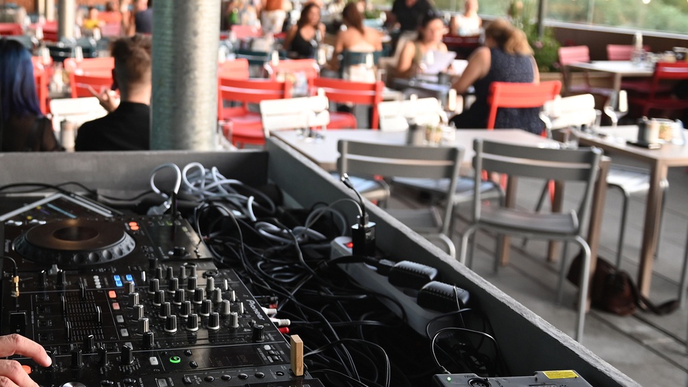 DJ in einem Gastrolokal