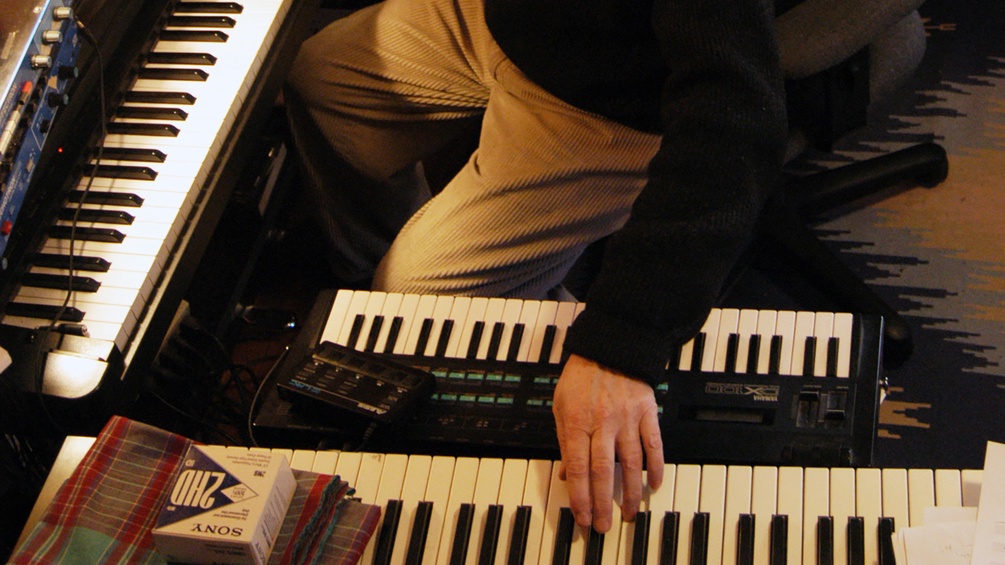Mann mit Keyboards im Heimstudio