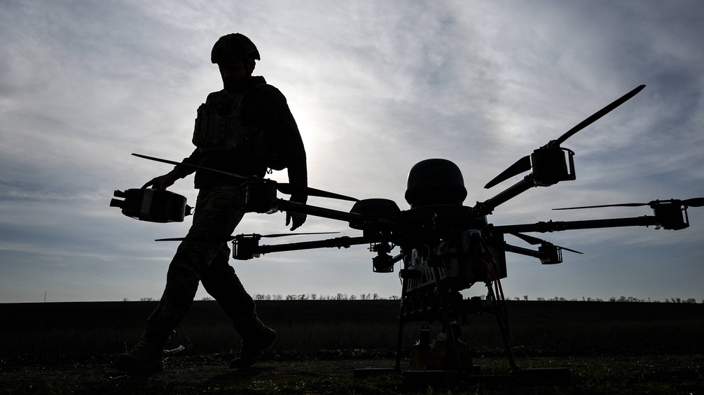 Ukrainischer Soldat mit einer scdhweren Mehrrotor-Bomberdrohne