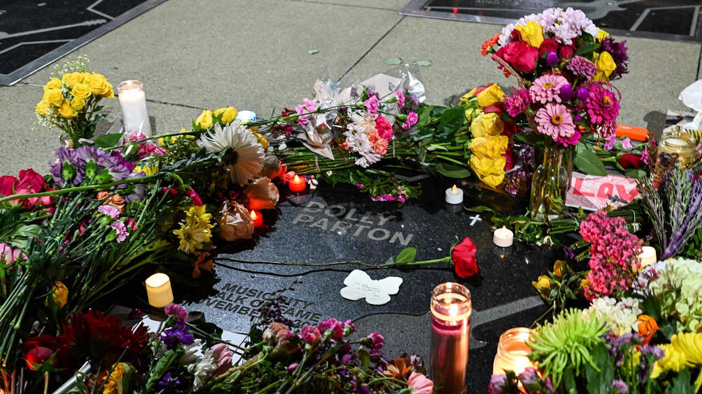 Abgelegte Blumen für Dolly Parton