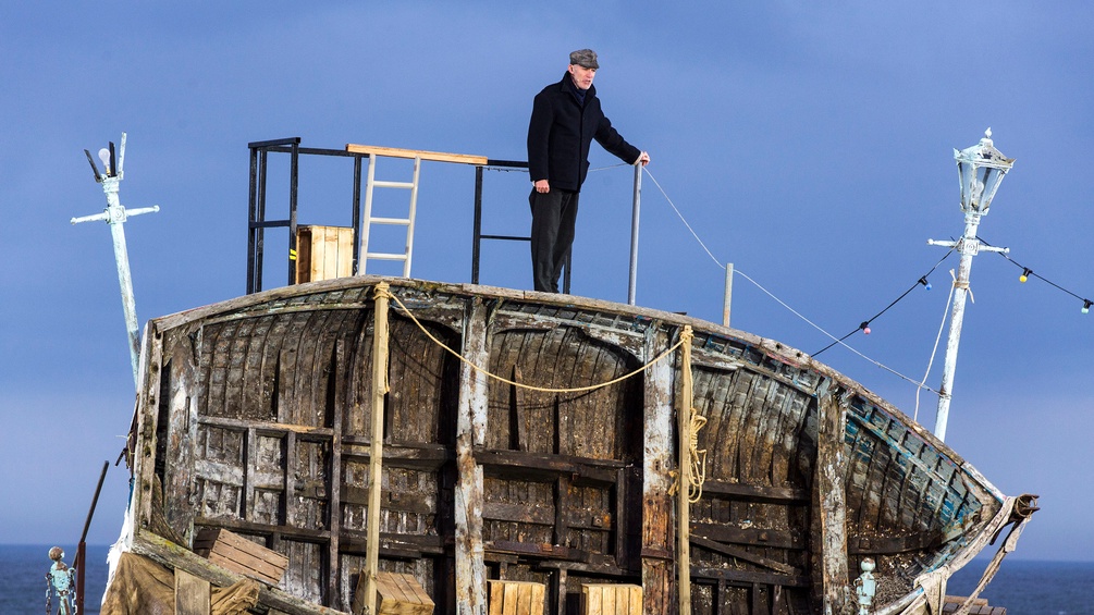 Peter Grimes, Szenenausschnitt, 2013: Mann steht auf einem Boot