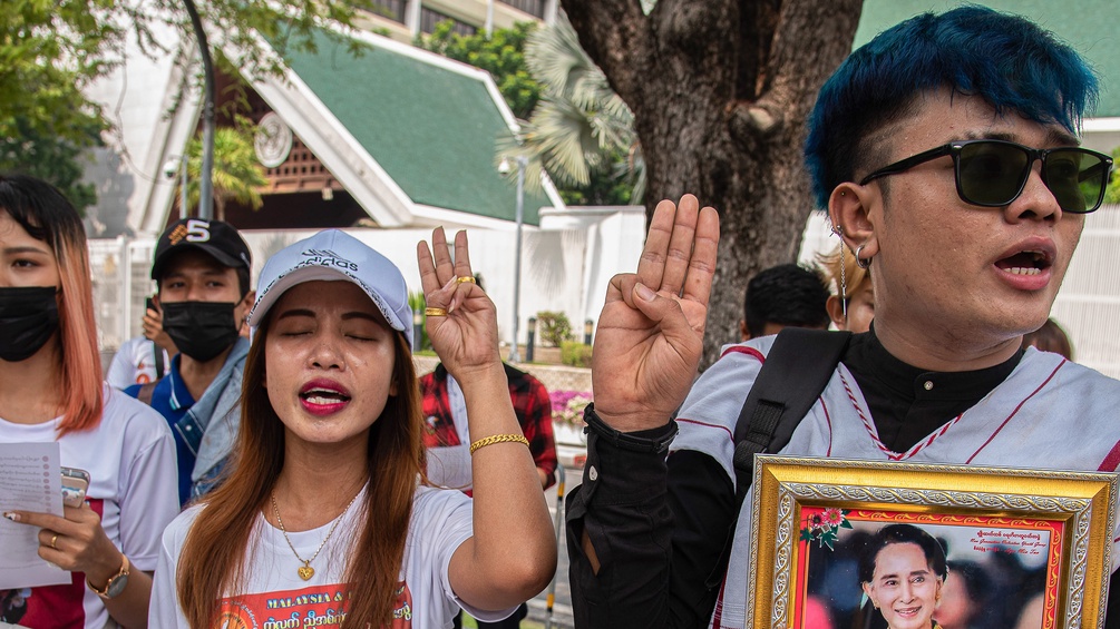 Drei-Finger-Handzeichen bei Demonstrantinnen in Thailand