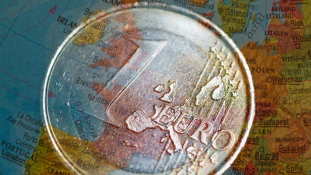 Eine Karte von Europa, darüber eine Ein-Euromünze
