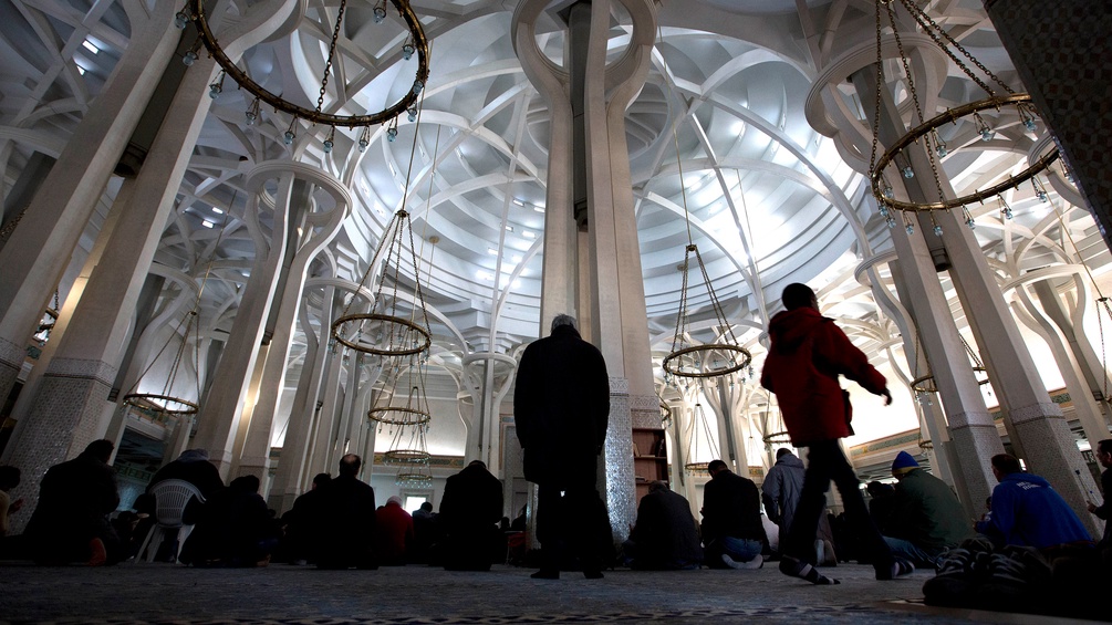 Betende Menschen in der Moschee in Rom