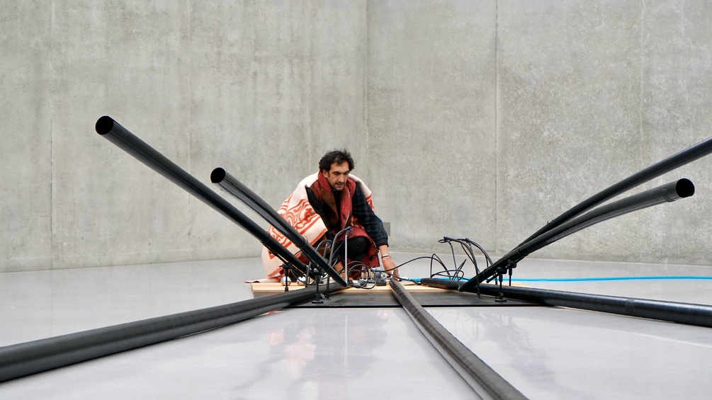 Tarek Atoui beim Ausstellungsaufbau im Kunsthaus Bregenz, 2024