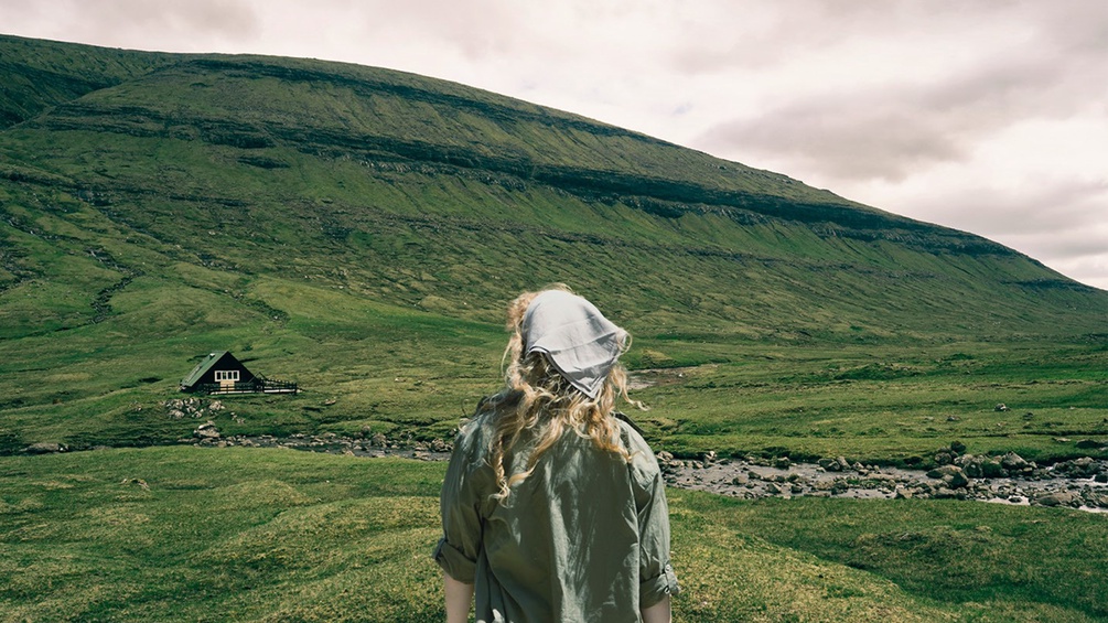Eine Frau auf einem Berg