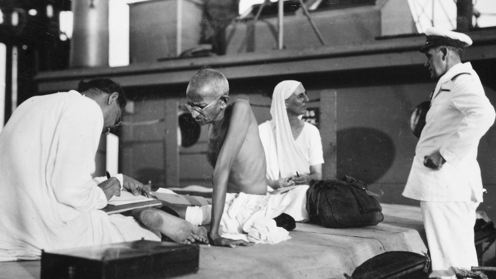 Madeleine Slade auf einem Boot mit Gandhi 
