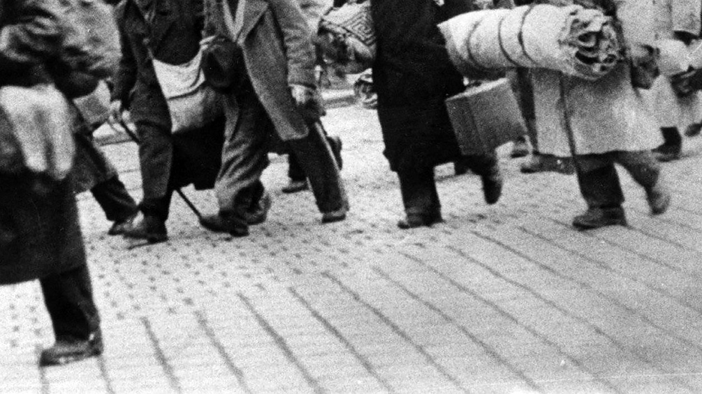Menschen auf der Straße in Budapest, 1941