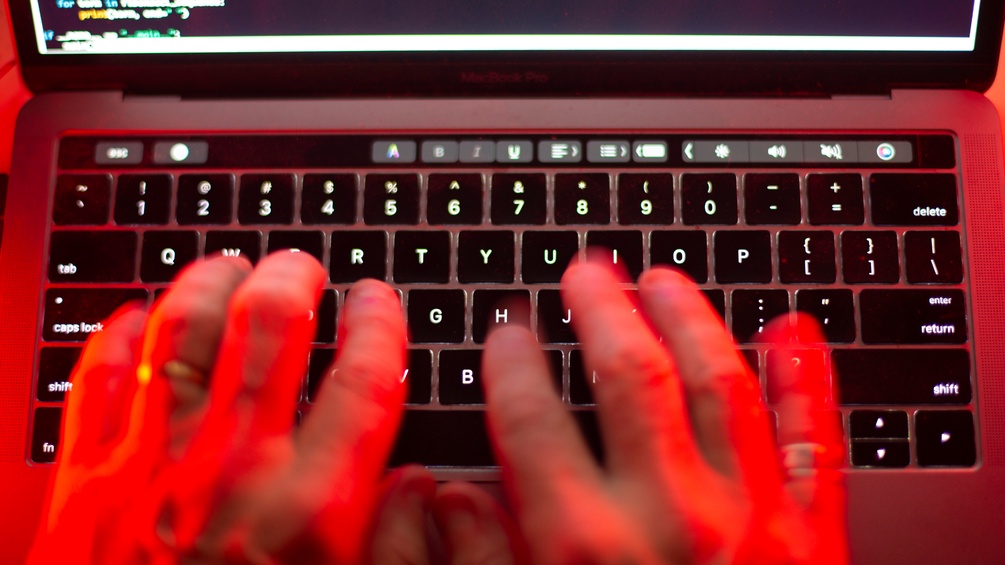 PICTUREDESK.COM/AP/GRAEME ROY Tastatur eines Laptops in rotem Licht