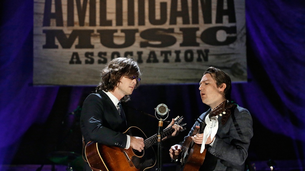 Zwei Männer mit Gitarre vor einem Mikrofon