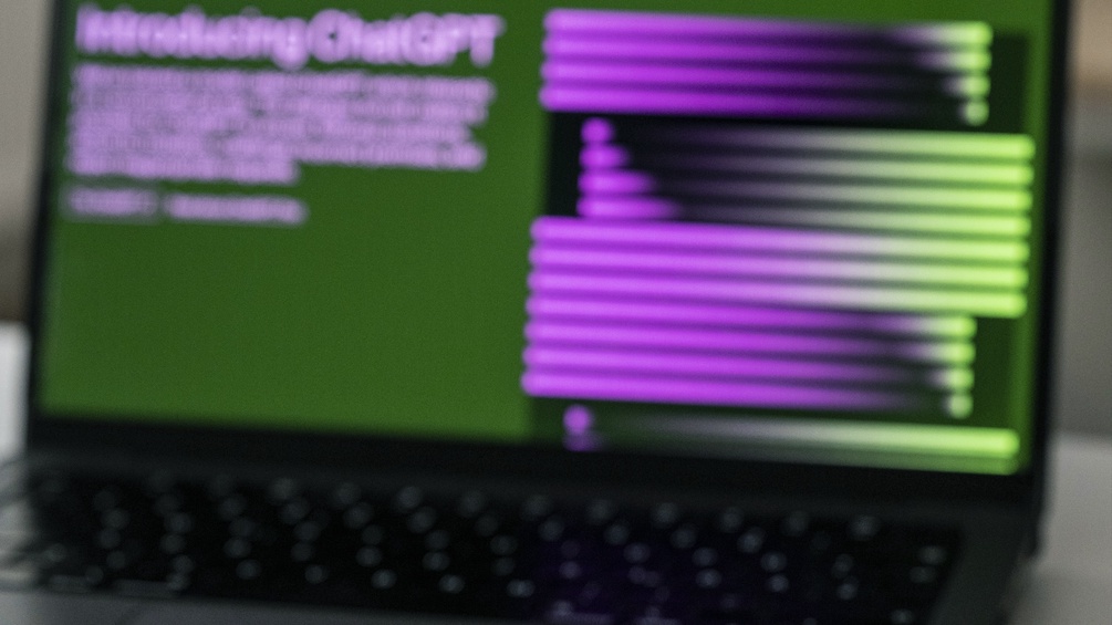 Ein verschwommenes Foto von dem Programm Chatgpt auf einem Computer.