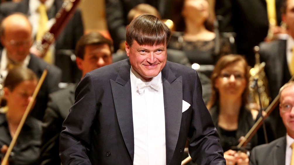  Dirigent Christian Thielemann steht vor dem Orchester der Sächsischen Staatskapelle