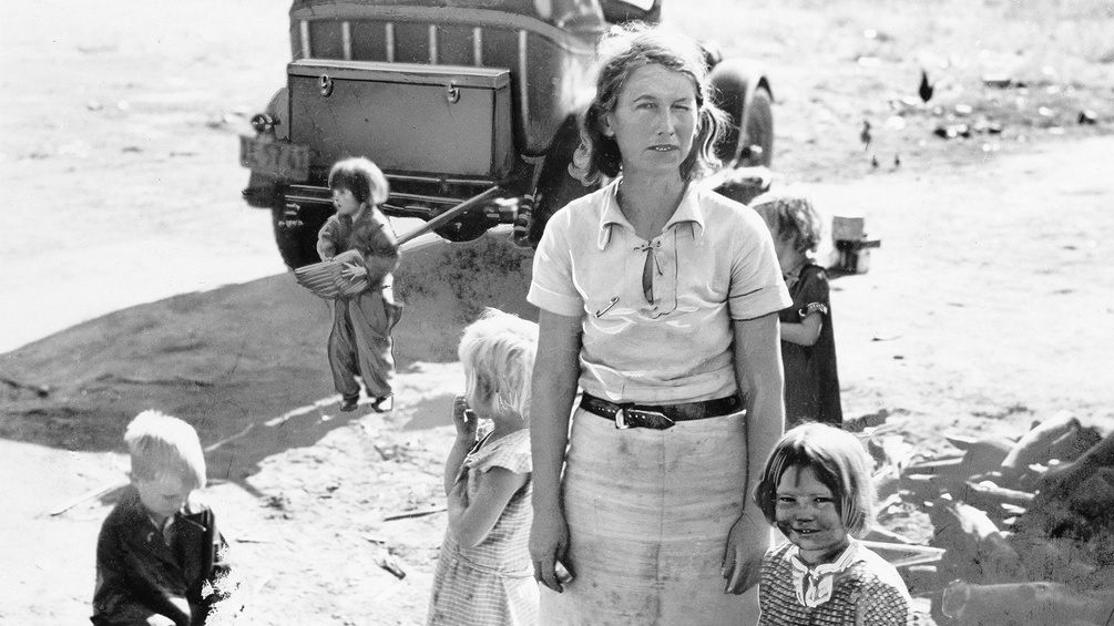 Eine Mutter aus Oklahoma mit ihren fünf Kindern, Nähe Fresno in Kalifornien, 1937.