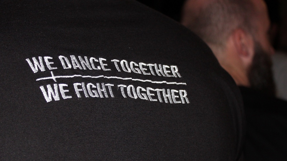 T-Shirt mir "We Dance Together We Fight Together"