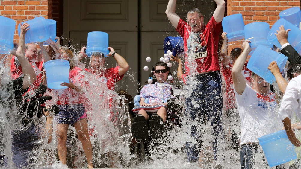 Charlie Baker, Karyn Polito und einige andere Teilnehmer der Ice Bucket Challenge mit ihrer Inspiration Pete Frates.