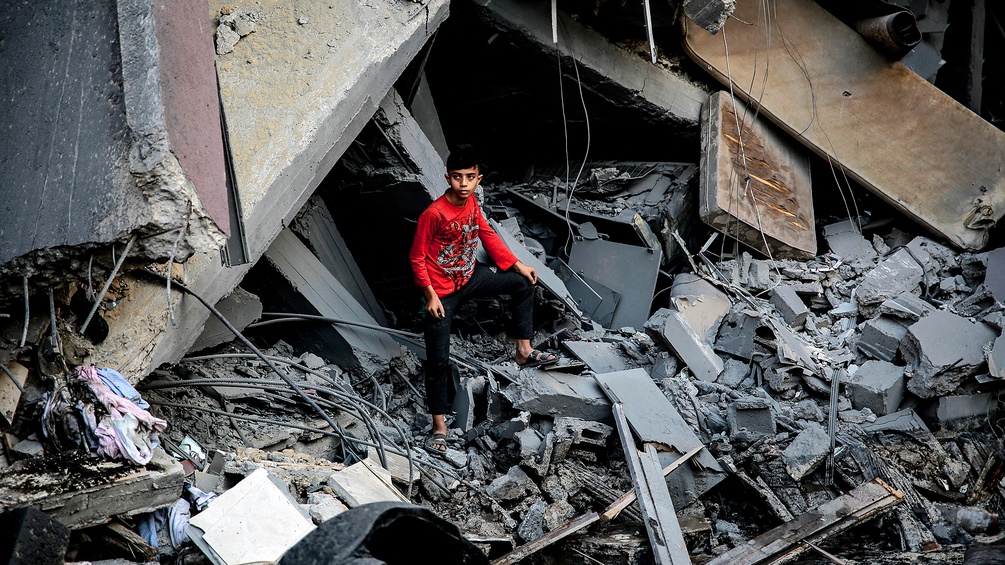 Ein Bub steht in den Trümmern eines Hauses nach einem Bombenangriff in Gaza City