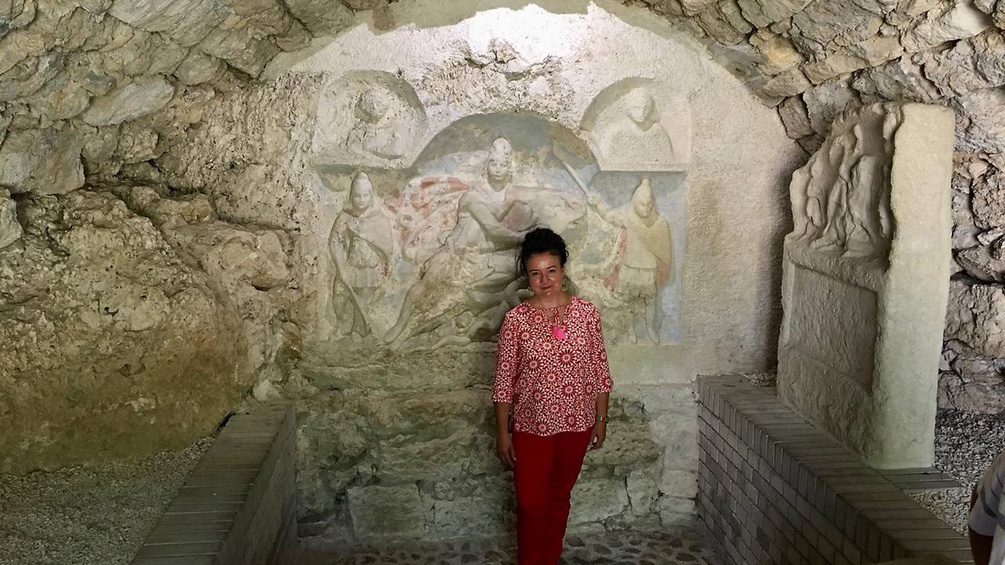 MMag. Ursula Düriegl in der Mithras-Grotte in Fertörakos