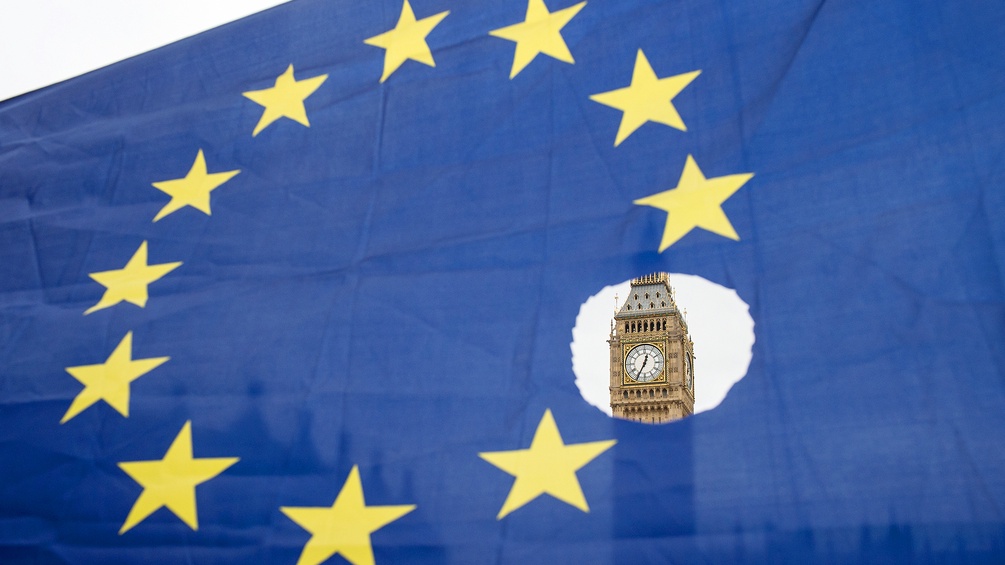 Eine EU-Fahne mit einem herraus geschnitten Stern