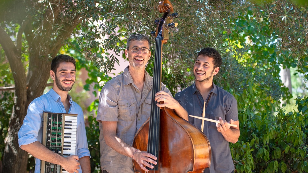 Das Tal Gamlieli Trio mit ihren Instrumenten vor einem Baum
