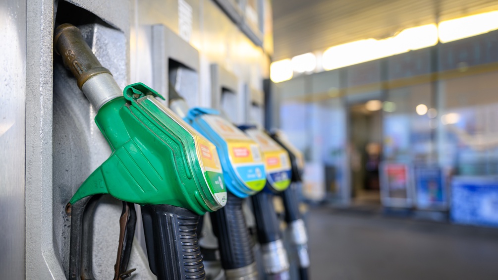Zapfsäulen an moderner Tankstelle