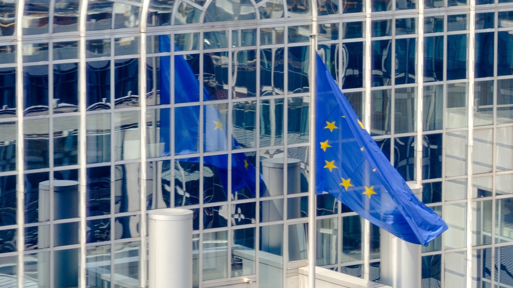 Europäische Parlament samt EU-Fahne