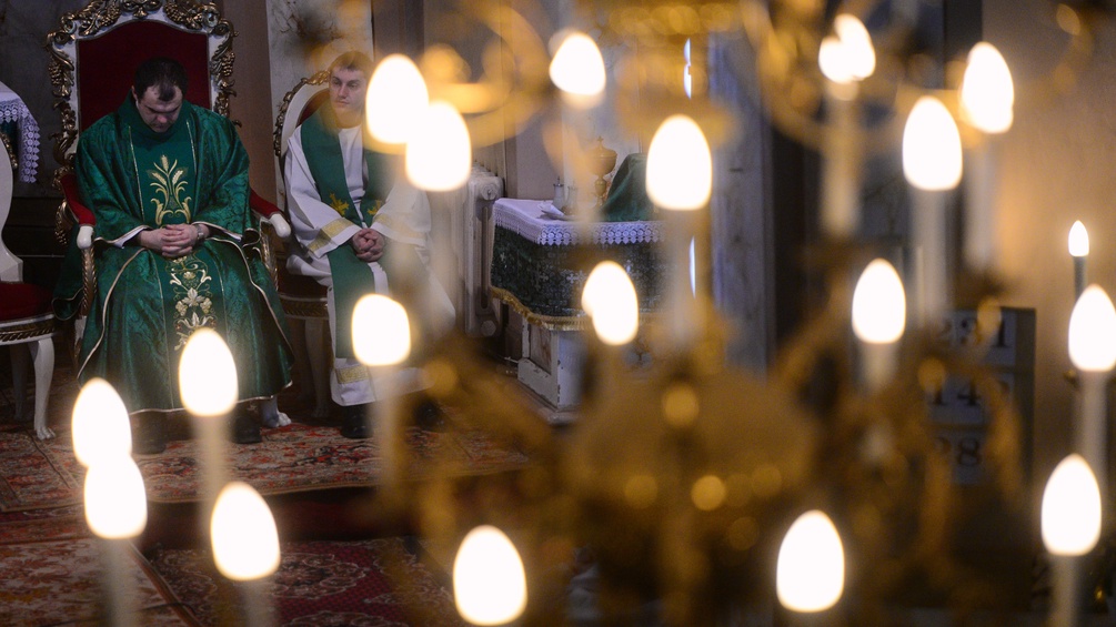 Brennende Lichter in einer ungarischen, katholischen Kirche