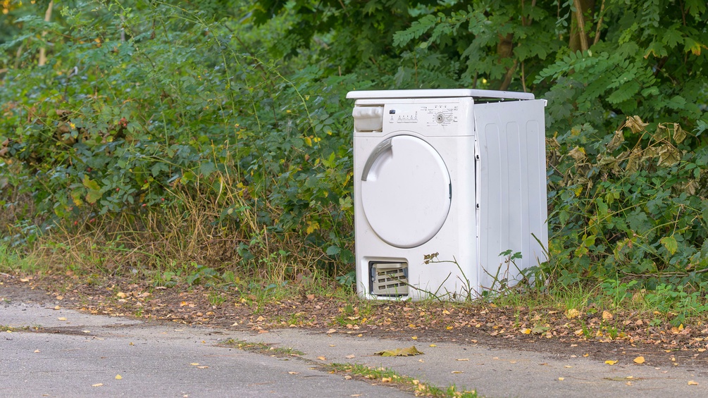 Kaputter Trockner am Wegesrand