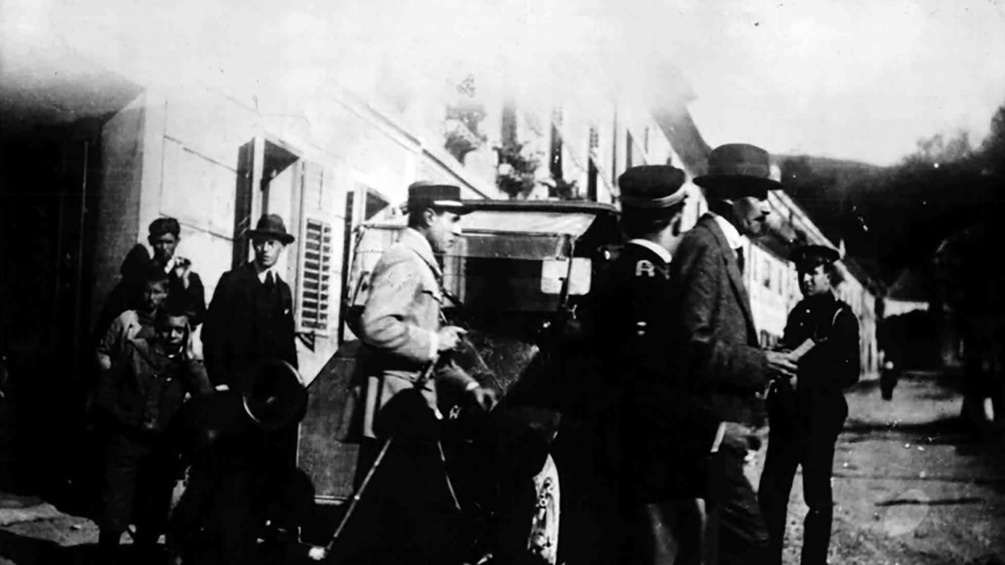 Das Bild zeigt die Interalliierte Kommission in Bleiburg beim Verlassen eines Gebäudes, 10. Oktober 1920