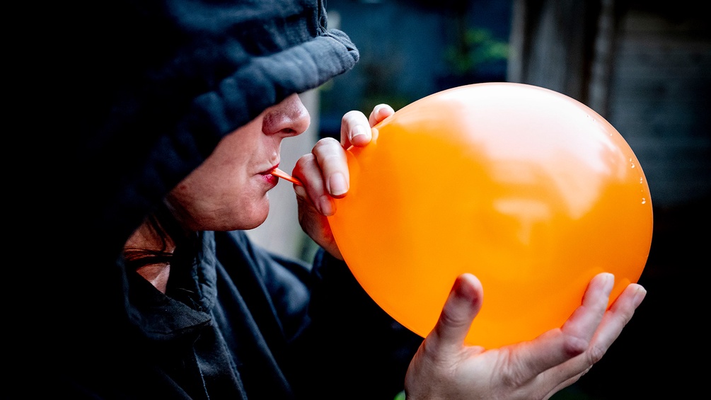 Lachgas als Partydroge: Mann atmet Gas aus Luftballon ein