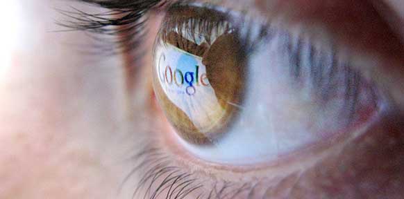 Ein Auge in dem sich die Schrift "google" spiegelt