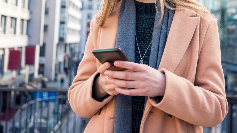 Frau mit Smartphone im Freien