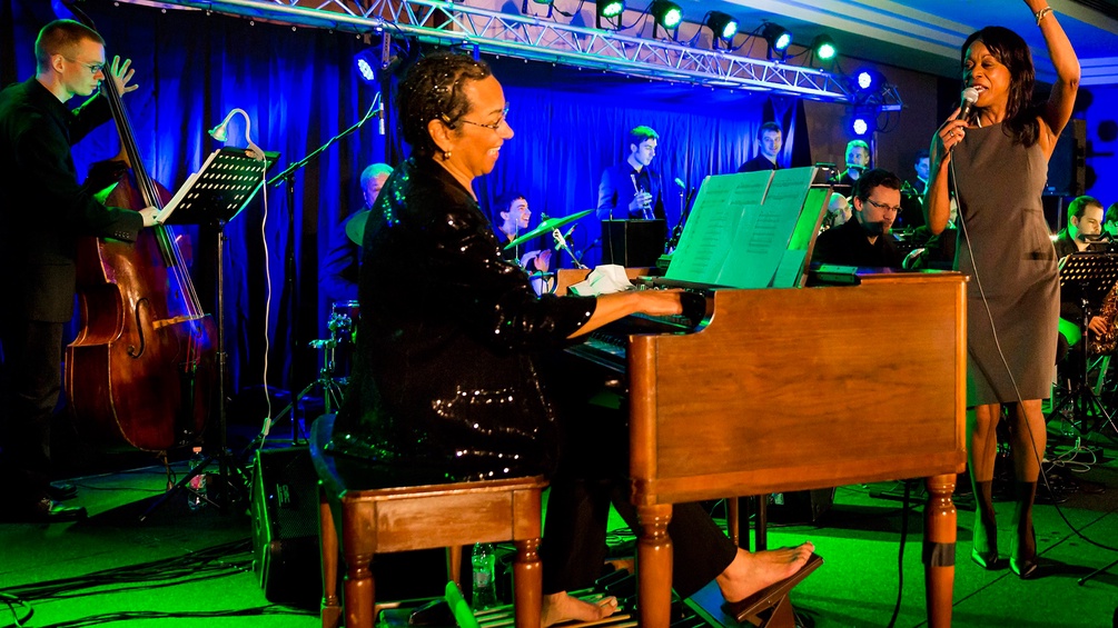 Die Jazz-Pianistin barfüßig an der Hammond-Orgel