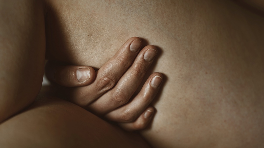 Intime Szene einer Hand die einen Körper berührt