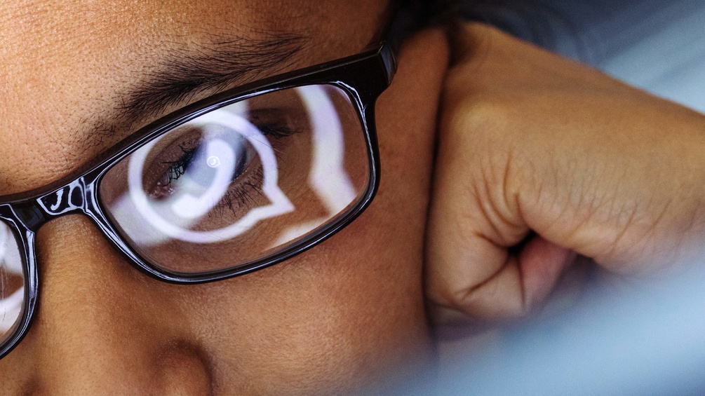 Auge mit Brille und Whatsapp Logo
