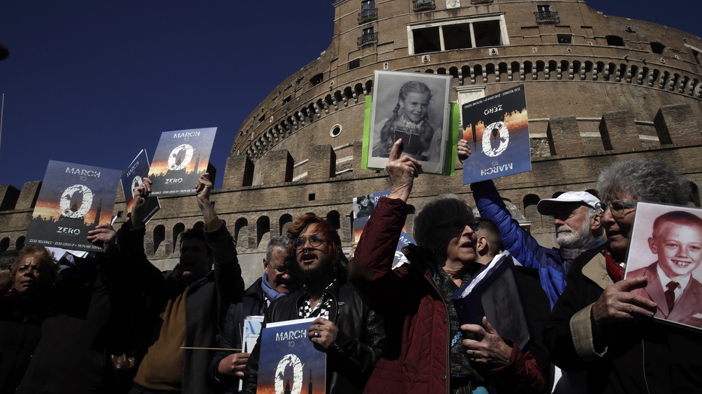 Missbrauchsopfer demonstrieren in Rom