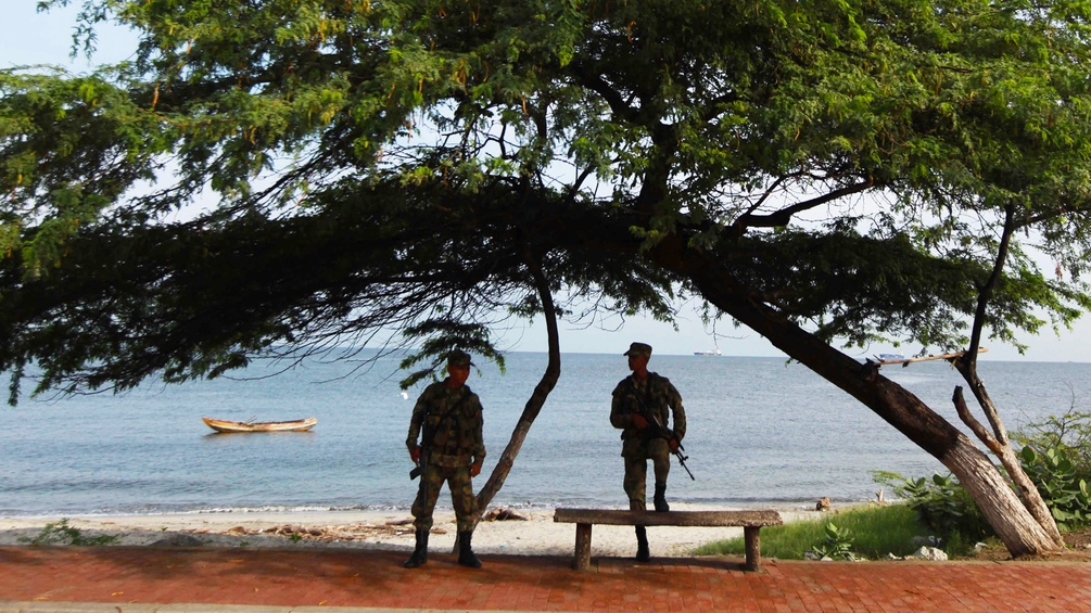 Kolumbianische Soldaten am Strand