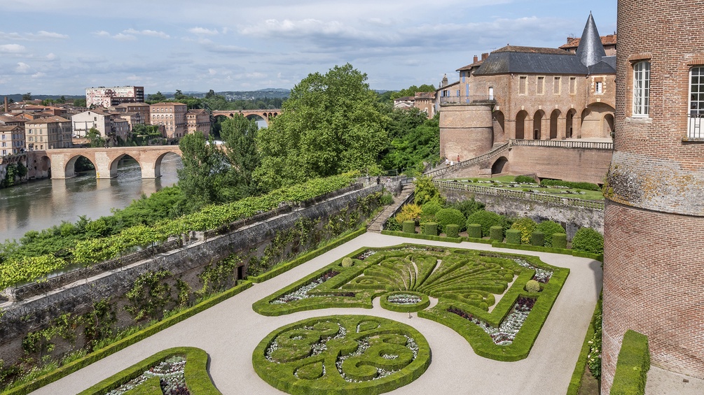 PICTUREDESK.COM/IMAGEBROKER/HILKE MAUNDER Historische Gartenanlage in Frankreich (Palais de la Berbie)