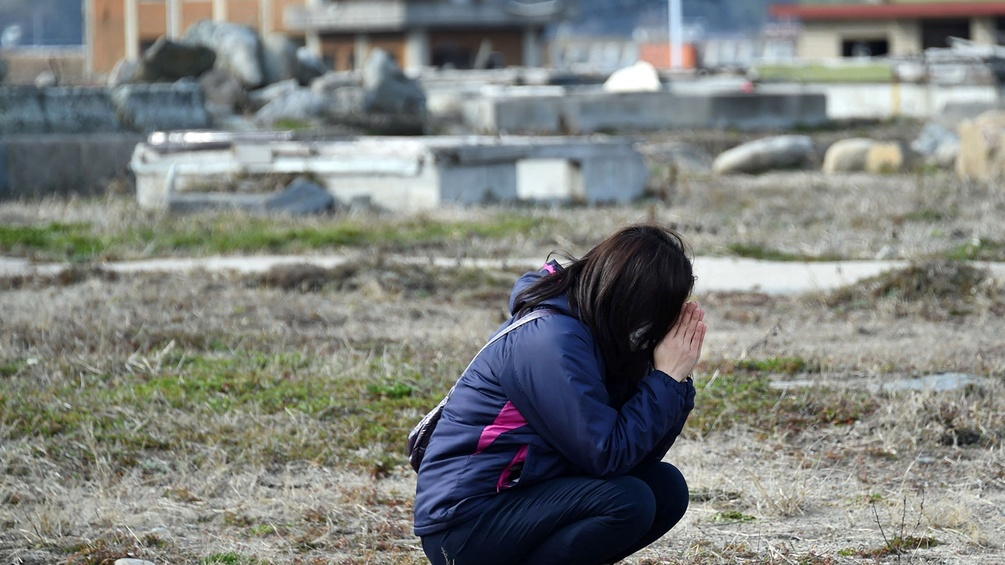 Betende Frau in Namie, Fukushima