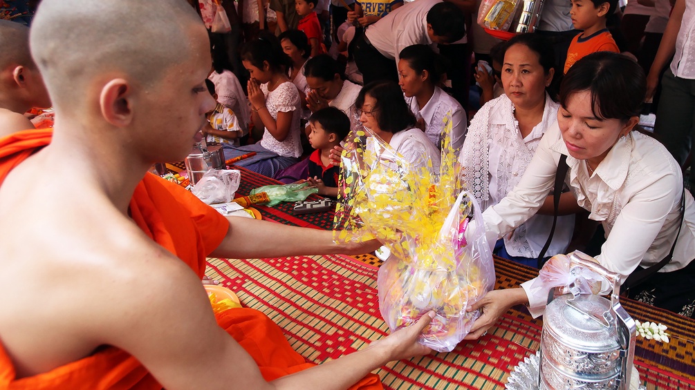 Gaben an einen Mönch in Kambodscha