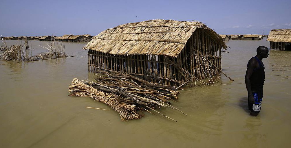 überschwemmte Holzhütte