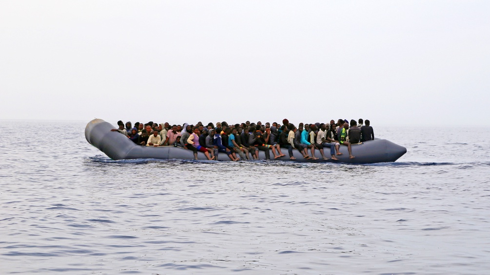 Flüchtlinge kommen auf einem Boot in Lybien an