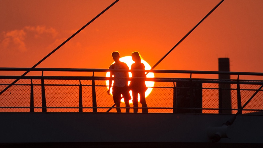 APA/DPA-ZENTRALBILD/SEBASTIAN KAHNERT Sonnenuntergang auf einer Brücke