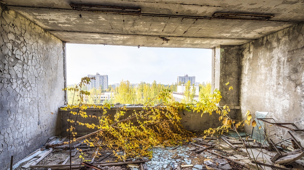 Blick aus einer Wohnbauruine in Prypjat