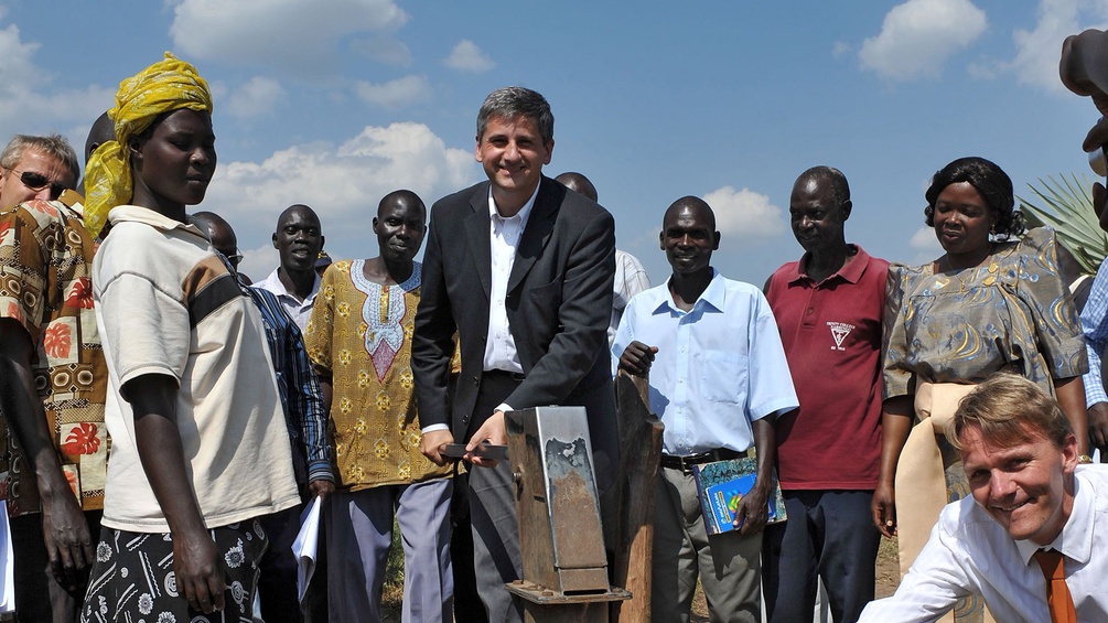 Freitag, den 17. Juli 2009 besuchte Österreichs Außenminister Michael Spindelegger (M.) im Rahmen seines 4-tägigen Afrika-Besuches in Kamdini, Bezirk Gulu, Uganda das Entwicklungshilfeprojekt der ADA (Austrian Development Agency).