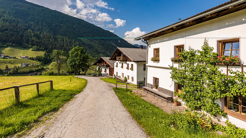 PICTUREDESK.COM/IMAGEBROKER/WERNER DIETERICH Stubaital, Wohnhäuser